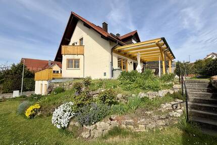 Wohnen & Arbeiten unter einem Dach: Doppelhaushälfte in Hirschaid mit Garten & Garage