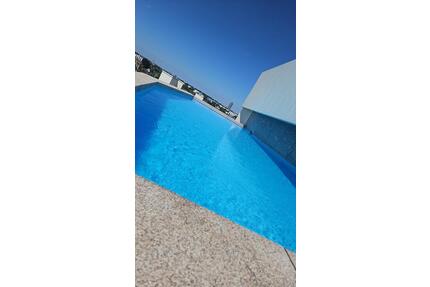 Moderne 2-Zimmer-Wohnung mit Wohnküche, großem Balkon & Dachpool - Augsburg Bergheim