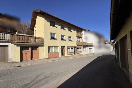 Geräumiges Wohn- und Geschäftshaus mit 6 Garagen - Regen