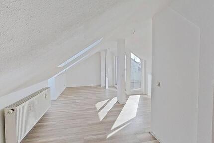 Charmante 2-Zi.-Dachgeschosswohnung mit Balkon und Blick über die Dächer - Nürnberg Rabus