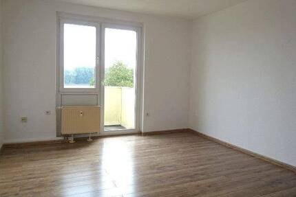 Helle 3-Raum-Wohnung mit Balkon und Blick ins Grüne in der Delle - Riesa Pausitzer Delle