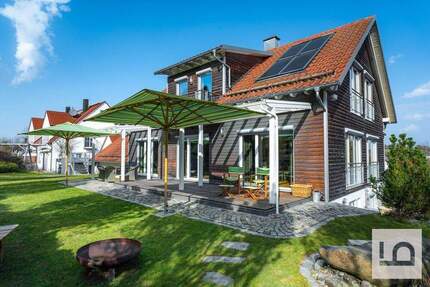 Luxuriöses Traumhaus von Baufritz, Sauna, Büro, Garagen & grandiosem Ausblick, Wolnzach