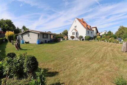 Wohlfühlen pur: Einfamilienhaus mit Traumgarten und zwei Carports - Hessisch Lichtenau