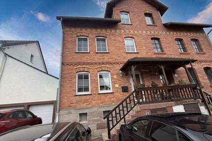 Doppelhaushälfte mit Klinkerfassade auf drei Etagen in zentraler Lage von Espenau!