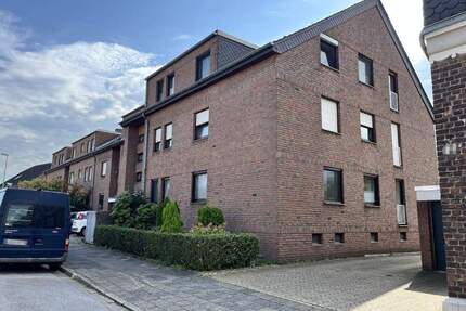 3-Zimmer Dachgeschosswohnung mit großem Balkon und PKW-Stellplatz in Duisburg-Bergheim