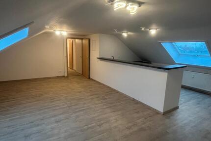 Dachgeschoss Wohnung 3 Zimmer mit Küche und Stellplatz - Untermeitingen