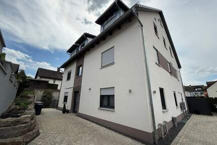 Schicke 2-Zimmer-Wohnung mit EINBAUKÜCHE und SÜD-WESTBALKON - Forchheim Kersbach
