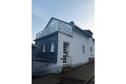 Haus zum vermieten - 1.100,00&nbsp;EUR Kaltmiete, ca.&nbsp; 100,00&nbsp;m&sup2; in Siegen (PLZ: 57072)