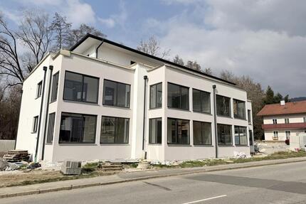 Erstbezug! 3-Zimmer-Neubau mit Süd-Loggia, EBK & Aufzug – Deggendorf-Mietraching