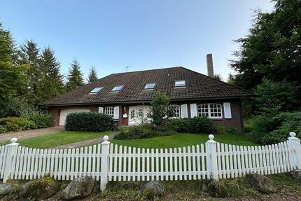 Geräumige Villa mit Pool auf Waldgrundstück - Dassendorf
