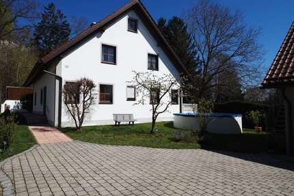 Haus zum Kaufen in Fahrenzhausen 870.000,00 € 195 m²