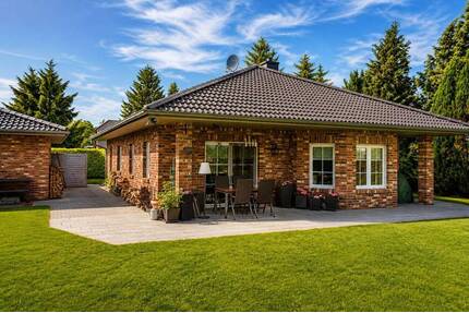 Top gepflegter Bungalow mit hochwertiger Ausstattung, Garage und sonnigem Traumgarten - Brieselang