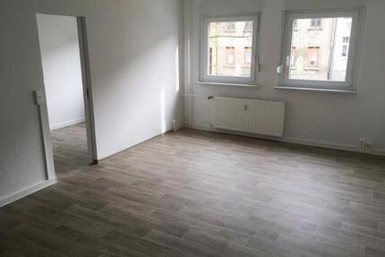 Neues Wohlfühlzuhause für Singles & Paare: Balkon, Badewanne und Citylage. - Gera