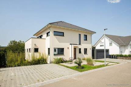 Einziehen statt bauen: Hochwertiger Neubau (2022) mit Garten & Doppelgarage in Rötenbach zum Kauf - Friedenweiler / Rötenbach