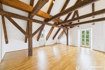 Außergewöhnliche Dachgeschosswohnung in denkmalgeschütztem Bauernhof - hochwertig saniert, sofort bezugsfrei - Regensburg Konradsiedlung-Wutzlhofen