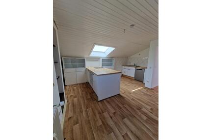 Helle 2,5-Zi-DG-Wohnung mit großer Wohnküche in ruhiger Waldrandlage – 10 Min nach Heidenheim - Steinheim am Albuch