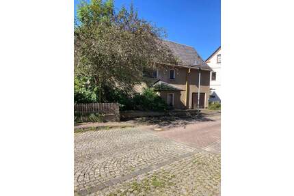 Unsaniertes Einfamilienhaus in Berga-Wünschendorf