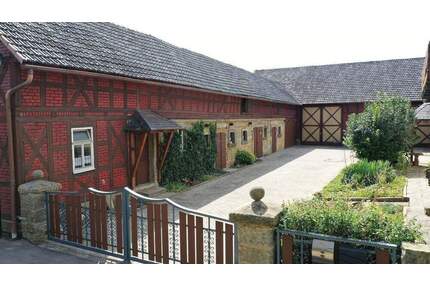 TRAUMHAFTER MÄRCHEN DREISEITENHOF + WOHNHAUS + WOHNUNG (18 PFERDEBOXEN MÖGLICH) oder BAUTRÄGEROBJEKT FÜR WOHNUNGSBAU oder GASTRO FACHWERK REITERHOF - Itzgrund Gleußen