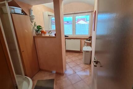 Helle 3,5-Raum-Dachgeschosswohnung mit Einbauküche in Schwabenhei - Ober-Olm