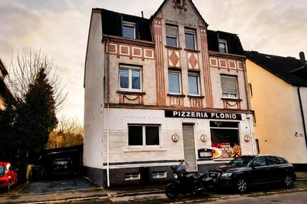 Mehrfamilienhaus Denkmalschutz mit Anbau und anschl. Garagen - Dortmund Scharnhorst