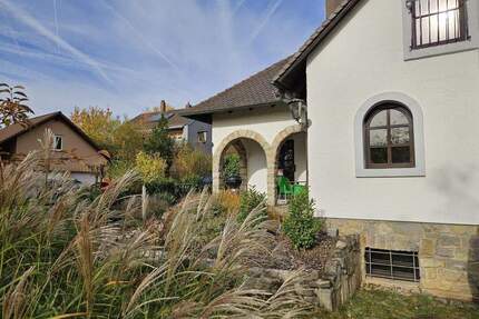 Verkauf: Repräsentatives, renoviertes Landhausanwesen mit Dreifachgarage, Pool & Sauna Nähe Würzburg - Uettingen