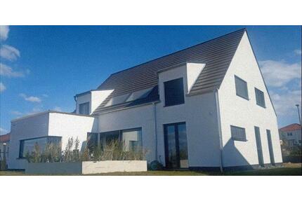 Modernes Architektenhaus mit Marienburg-Blick, Feldrand von Elze