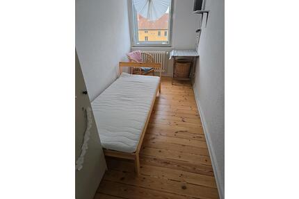 ein halbzimmer nur Frauen - 450,00&nbsp;EUR Kaltmiete, ca.&nbsp; 64,00&nbsp;m&sup2; in Berlin (PLZ: 13403) Reinickendorf