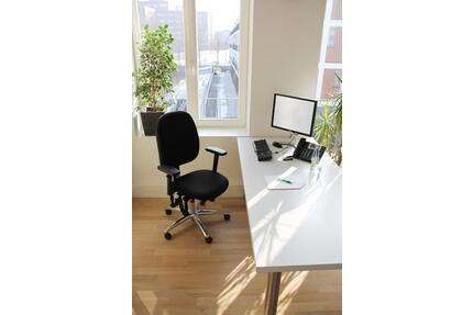 Moderne Loft-Arbeitsplätze: Zwei Tische, Küche & Meetingraum, flexibel - Hamburg Winterhude