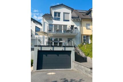 2 Familienhaus mit Kamin, Garten und großer Garage in Vallendar