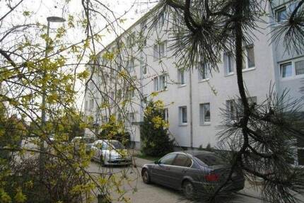 Mit Balkon: Günstige 3-Zimmer-Wohnung (frisch renoviert, 1. OG) - Kemberg