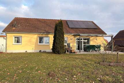 Freistehender Bungalow mit schönem Gartengrundstück und Doppelgarage in Büchenbach.