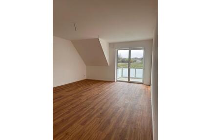 Erstbezug! Moderne 2-Zimmer-Dachgeschosswohnung mit großem Balkon - Mellrichstadt