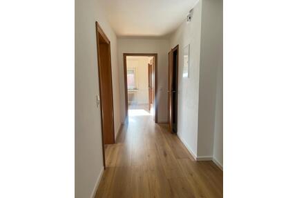 Frisch renovierte 65 m² Wohnung mit Ruhrtalblick - Wickede (Ruhr)