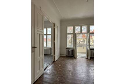 Schöne bezugsfreie 3-Zimmer-Altbauwohnung mit 3 Balkonen und charmanten Altbaudetails! - Berlin Mariendorf