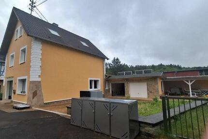 Haus mit Einliegerwohnung und 2 Hallen - Nauort