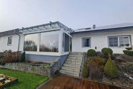 Passau-Rittsteig: Bungalow mit Wintergarten, Außenpool und separatem 1-Zim.-Appartement, traumhafter Fernblich über die Stadt hinweg