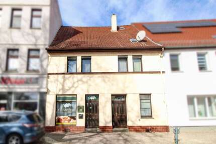 Haus zum Kaufen in Calbe 99.000,00 € 220.09 m²