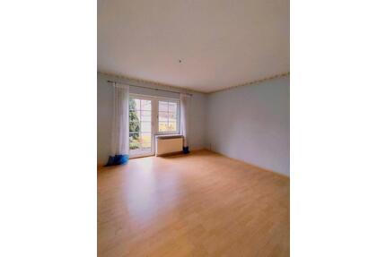 Helle EG-Wohnung mit Terrasse, Gartenanteil & Garage in Burg - Burg (Dithmarschen)
