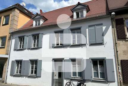 Haus zum Kaufen in Erlangen 1.050.000,00 € 261 m²