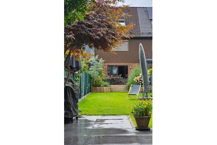 Modernisiertes Reihenmittelhaus mit sonnigem Garten - Oberhausen Biefang
