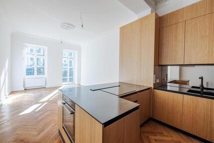 Zuhause in zwei Berliner Welten: Gründerzeit-Apartment mit Charme und Süd-Balkon