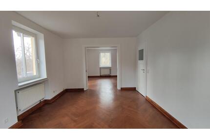 Geräumige 4-Zimmer-Wohnung mit Balkon und Parkblick in Gotha