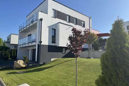 Haus zum Kaufen in Zwenkau 1.420.000,00 € 240 m²