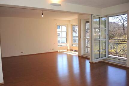 Großzügig geschnittene hochwertige 4-Zimmer Wohnung, 135 m² Wohnfläche, 2 Balkone, 2 Bäder, Einbauküche im 1. Obergeschoss zu vermieten - Bad Brückenau