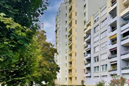 Helle 4,5 Zimmer-Wohnung mit Balkon, Aufzug und Tiefgaragenstellplatz in ruhiger Lage von Ludwigsburg