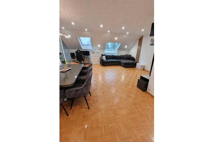 3-Zimmer Dachgeschosswohnung mit Klima, Garten, Garage Wallbox. - Tiefenbronn