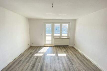 Teilsaniert & stilvoll: 3-Raum-Wohnung in Weida mit modernem, dunklem Boden, schönem Bad & Balkon!