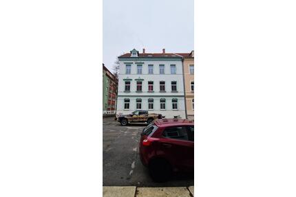 Stilvoll wohnen im Herzen von Zwickau – 4-Raum-Erdgeschosswohnung mit zwei Stellplätzen & neuer Küche