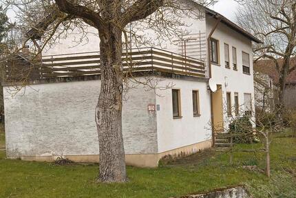 Geräum.,unterkellertes Haus mit Doppelgarage und Hofstelle - Parsberg
