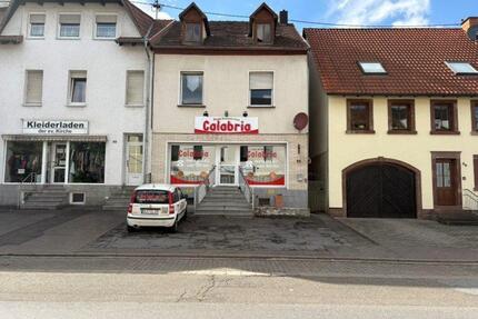 Haus mit Gewerbeeinheit und Wohnung - Völklingen